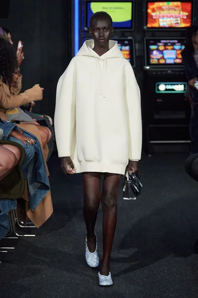 Look 16